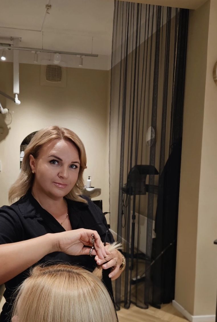 Ausra klipper en kunde i salonen på Virum Torv